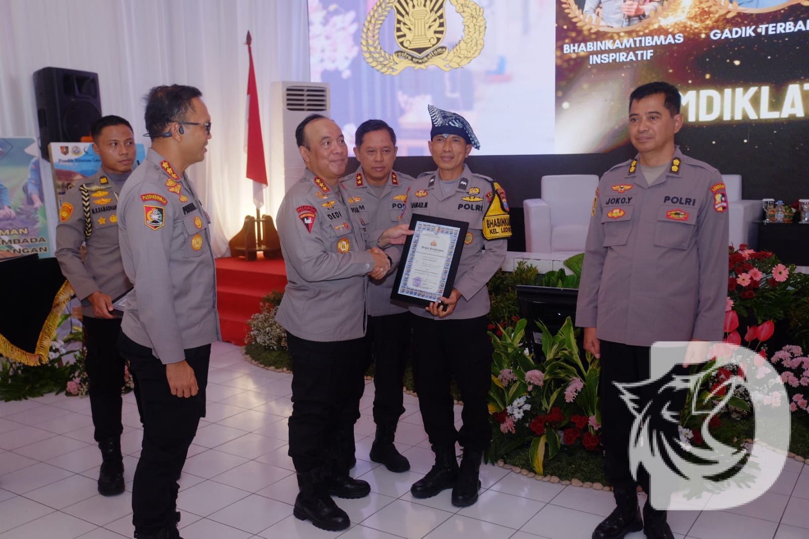 Wakapolri Komjen Pol Dedi Prasetyo Anugerahi Bhabinkamtibmas Inspiratif ke Aipda Rahmad Muhajirin