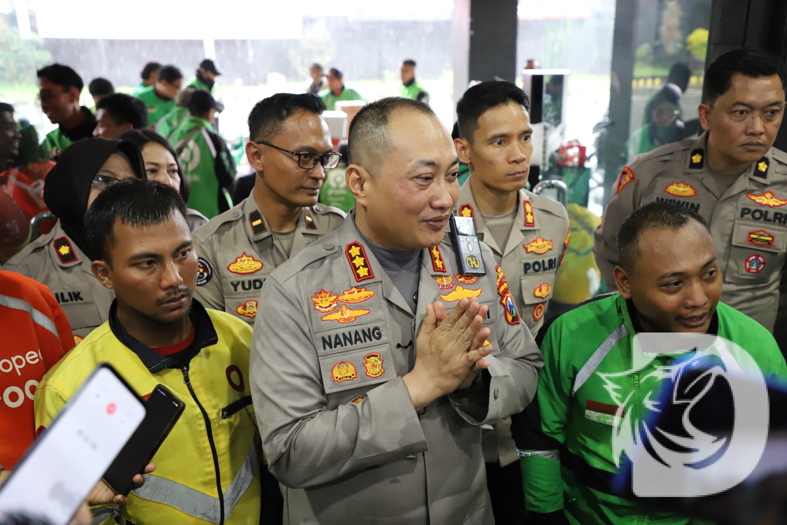 Kapolresta Malang Kota Kombespol Nanang Haryono bersama Ojol