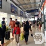 Pelanggan KAI Daop 8 Surabaya tunggu keterlambatan kedatangan KA jarak jauh