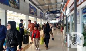 Pelanggan KAI Daop 8 Surabaya tunggu keterlambatan kedatangan KA jarak jauh