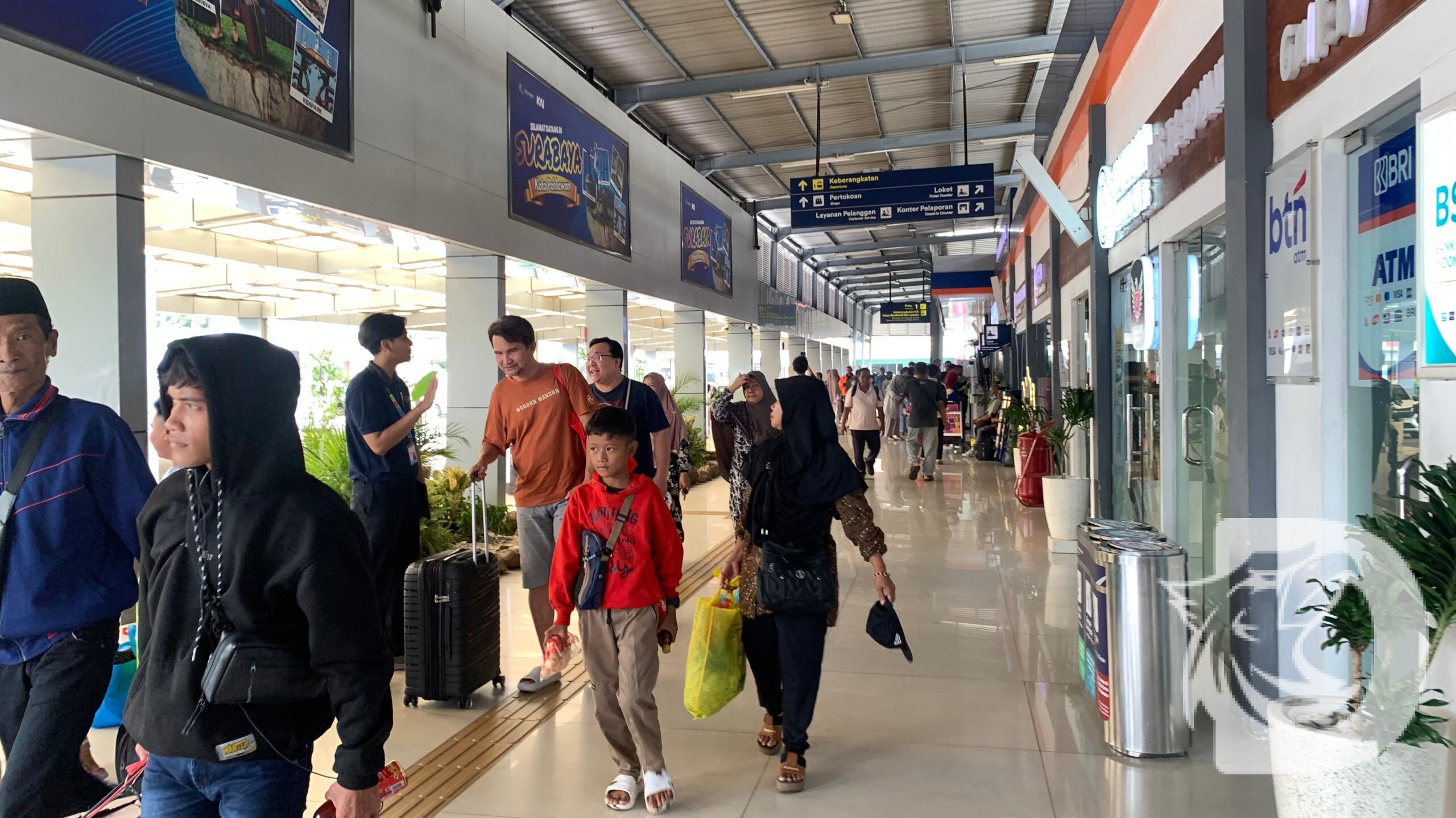 Pelanggan KAI Daop 8 Surabaya tunggu keterlambatan kedatangan KA jarak jauh