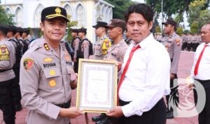 Kapolres Gresik AKBP Rovan Richard Mahenu beri penghargaan anggota berprestasi
