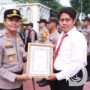 Apresiasi Kinerja, Kapolres Gresik Beri Penghargaan untuk 25 Personel dan Seorang Warga