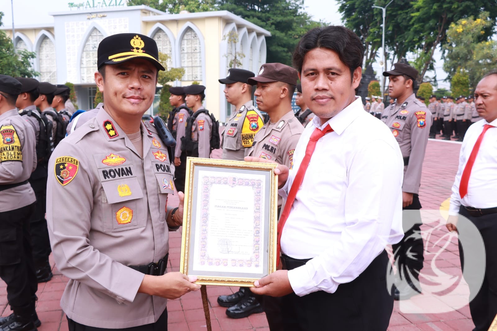 Kapolres Gresik AKBP Rovan Richard Mahenu beri penghargaan anggota berprestasi