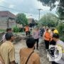 Bersama BPBD dan Warga, Polsek Rejoso Gerak Cepat Tangani Jalan Ambles