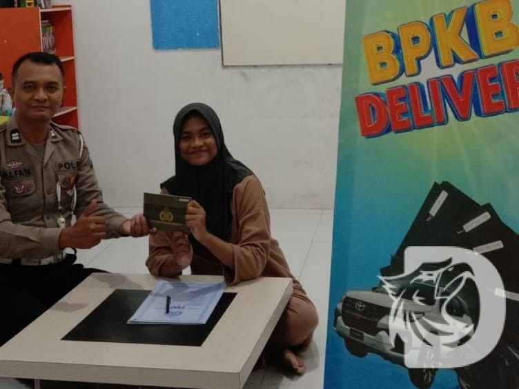 Polres Bondowoso antar BPKB ke rumah warga