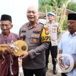 Kapolres Sumenep AKBP Rivanda serahkan rumah layak huni untuk Hosen di Manding