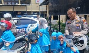 Kasatlantas Polres Pelabuhan Tanjung Perak Surabaya AKP Imam Sayfudin Rodji tanamkan disiplin lalin ke anak TK AL KHAIRIYAH