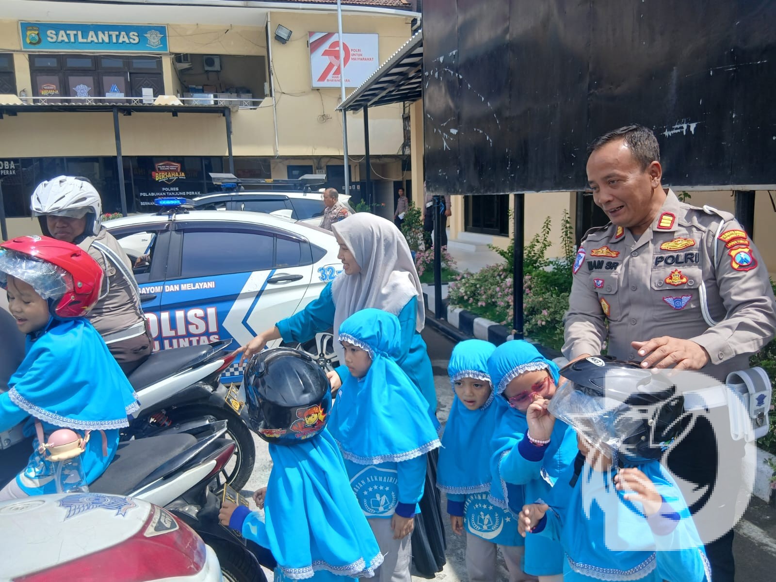 Kasatlantas Polres Pelabuhan Tanjung Perak Surabaya AKP Imam Sayfudin Rodji tanamkan disiplin lalin ke anak TK AL KHAIRIYAH