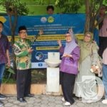 Uniyos menyerahkan lima wastafel ke Sekolah Madrasah Ibtidaiyah Swasta (MIS) Islamiyah Jegu, Jalan Kramat Jegu 4/V, Taman, Sidoarjo