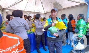 Polresta Malang Kota bagikan beras dan helm