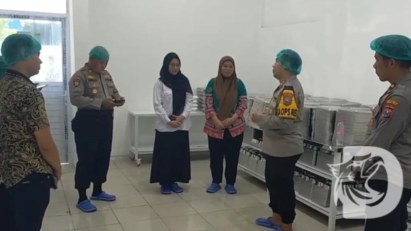 Kapolres Pelabuhan Tanjung Perak Surabaya AKBP Wahyu Hidayat cek kesiapan SPPG
