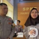 Polres Pacitan bersama warga yang diretas Akun WA nya
