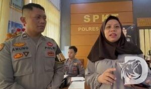 Polres Pacitan bersama warga yang diretas Akun WA nya