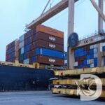 Pelabuhan tetap buka, melakukan kegiatan bongkar muat terhadap peti kemas