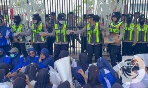 Polwan Polres Bojonegoro Bagi Air Mineral