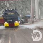 Polres Lumajang bersihkan sisa lumpur semeru di Jembatan Besuk Koboan