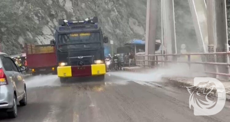 Polres Lumajang bersihkan sisa lumpur semeru di Jembatan Besuk Koboan