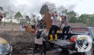 Polda Jatim bantu evakuasi barang terdampak erupsi gunung Semeru