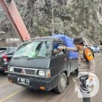 Tim SAR bagi masker ke pengendara