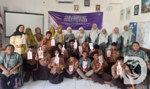Pelatihan Decoupage, yang dilakukan oleh Tim Dosen Unesa di SLB Putra Mandiri, Lebo, Sidoarjo