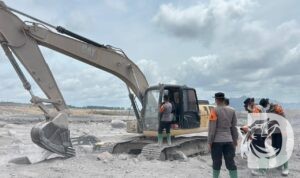 Polda Jatim terjunkan personil untuk perbaiki tanggul di Curah Kobokan Lumajang