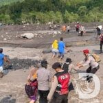 Polres Lumajang bantu evakuasi warga seberangi sungai banjir lahar gunung Semeru