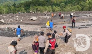 Polres Lumajang bantu evakuasi warga seberangi sungai banjir lahar gunung Semeru
