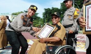 Wakapolres Gresik Kompol Shabda Purusha Putra beri penghargaan tokoh masyarakat