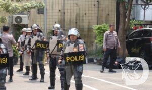 Kapolres Pelabuhan Tanjung Perak Surabaya AKBP Wahyu Hidayat ikut latihan Dalmas