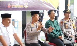 Kapolres Kediri AKBP Bramastyo Priaji saat cangkrukan bareng masyarakat