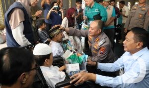 Kapolresta Malang Kota Kombespol Nanang Haryono bersama peserta khitanan massal