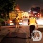 Satlantas Polres Gresik Tandai Jalan Berlubang Jelang Nataru