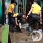 Polres Jember Bantu Warga Bersihkan Sisa Luapan Air