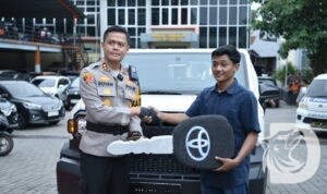 Kapolres Gresik AKBP Rovan Richard Mahenu kembalikan mobil ke pemiliknya