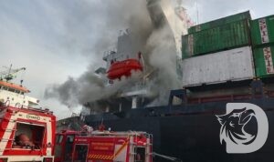 Kapal Kontainer Verizon Surabaya yang terbakar di Pelabuhan Tanjung Perak Surabaya