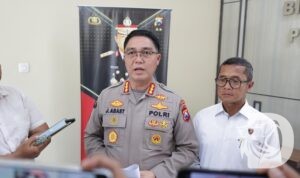 Dirreskrimum Polda Jatim Kombespol Widiyatmoko dampingi Kabid Humas Polda Jatim Kombespol Jules Abraham Abast