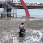 Ditpolairud Polda Jatim lakukan penyelamatan 2 anak terjebak lumpur