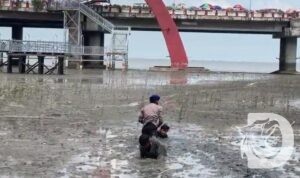 Ditpolairud Polda Jatim lakukan penyelamatan 2 anak terjebak lumpur