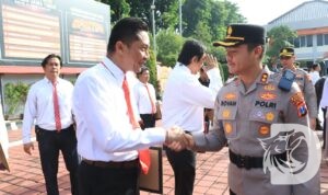 Kapolres Gresik AKBP Rovan Richard Mahenu beri penghargaan anggota berprestasi