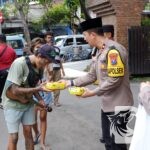 Kapolsek Taman Kompol Kanisius Franata bagikan makanan di Jum'at berkah