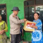Kapolres Probolinggo AKBP M. Wahyudin Latif salurkan bantuan sosial ke warga