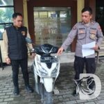 Kasi Humas Polres Pelabuhan Tanjung Perak Surabaya Iptu Suroto tunjukkan barang bukti curanmor
