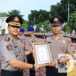 Kapolres Gresik AKBP Ramadhan Nasution beri penghargaan anggota berprestasi