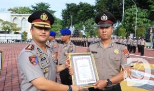 Kapolres Gresik AKBP Ramadhan Nasution beri penghargaan anggota berprestasi