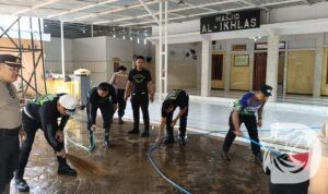 Polres Situbondo bantu bersihkan tempat ibadah pasca banjir