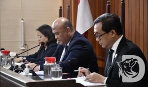 Ketua Majelis Komisi Hilman Pujana dengan anggota Mohammad Reza dan Eugenia Mardanugraha