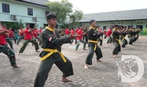 Kasiops Korem 084/Bhaskara Jaya Kolonel Inf Agus Al Fauzi pimpin latihan Pencak Silat Militer