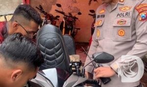 Kasat Samapta Polrestabes Surabaya AKBP Erika Purwana Putra pasang alarm motor gratis