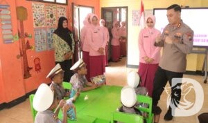 Kapolres Nganjuk AKBP Suria Miftah Irawan bersama Ketua Bhayangkari Ny. Icha Suria Miftah